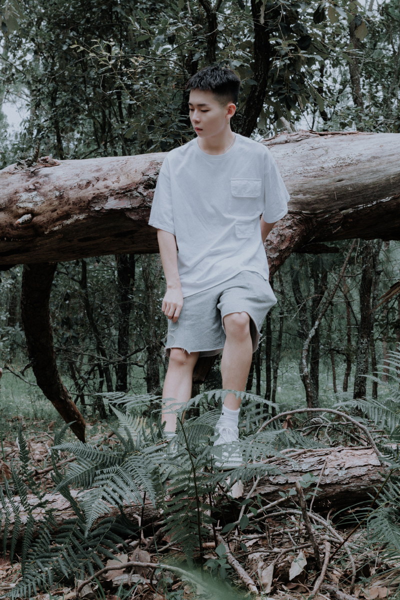 男生树林情绪写真