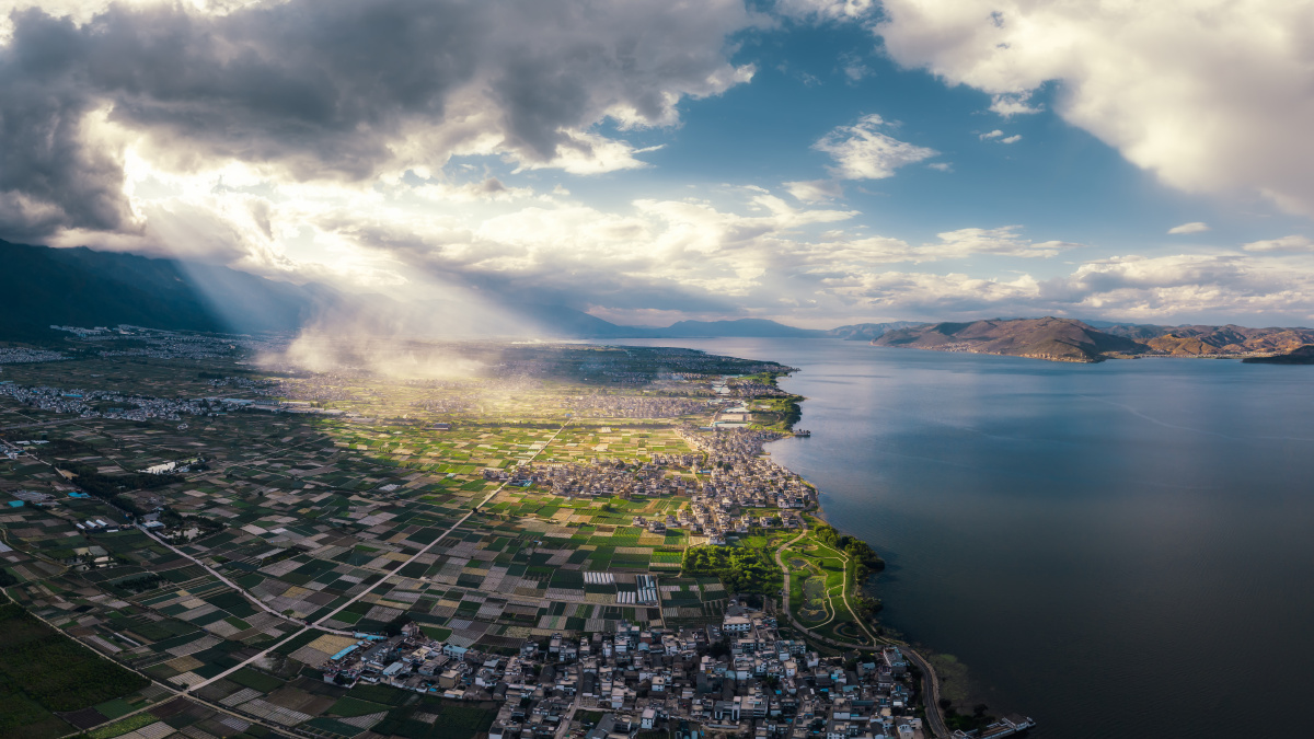 耶稣光下的大理洱海