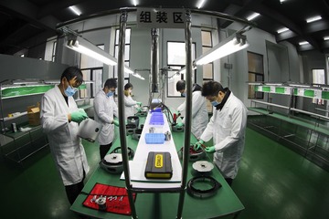 2020年3月9日，在中国（泰州）医药城江苏春帆生物科技有限公司，生产人员进行岩盐气溶胶治疗仪组装。1