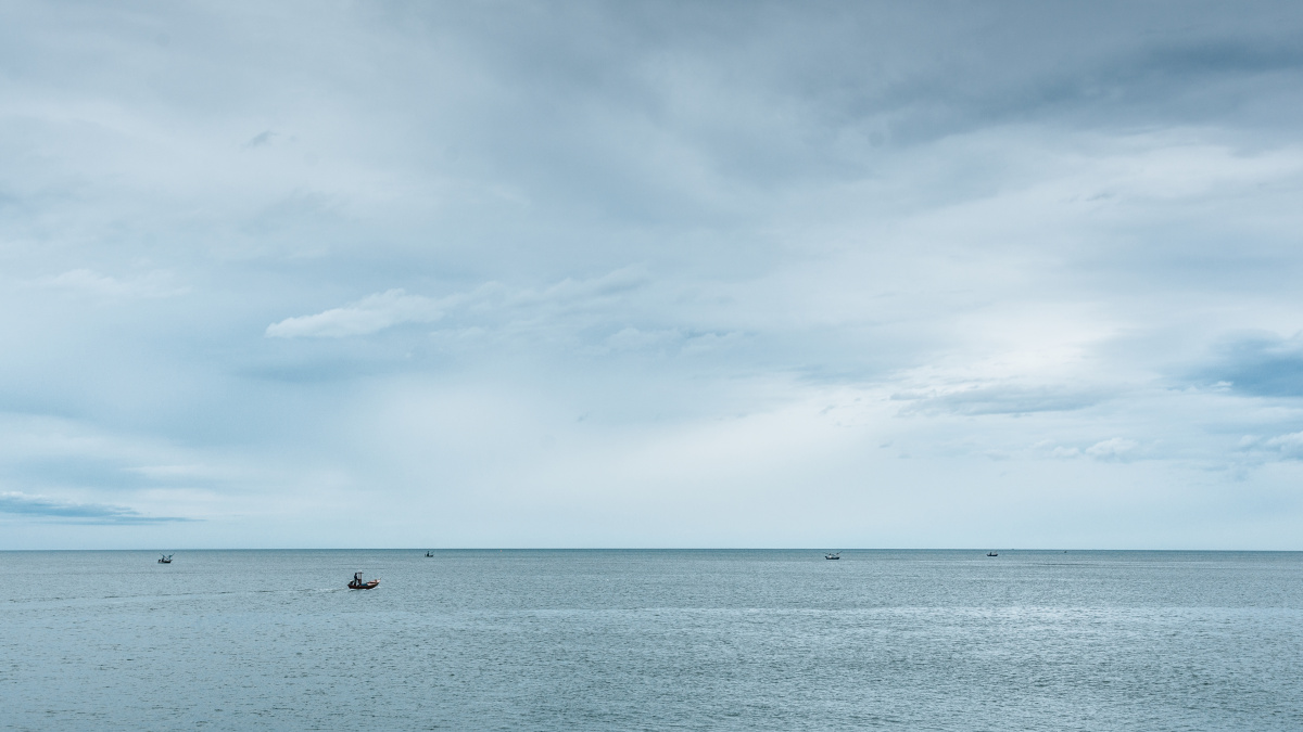 天际空旷海岸边