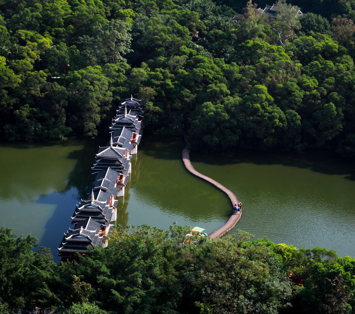 拍摄景点为柳州市的龙潭风雨桥,侗族建筑风格