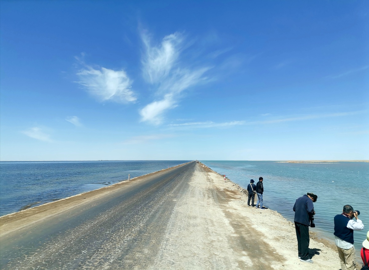 西吉乃尔湖盐晶公路