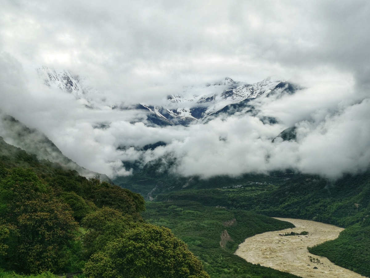 南迦巴瓦山在虚无缥缈间