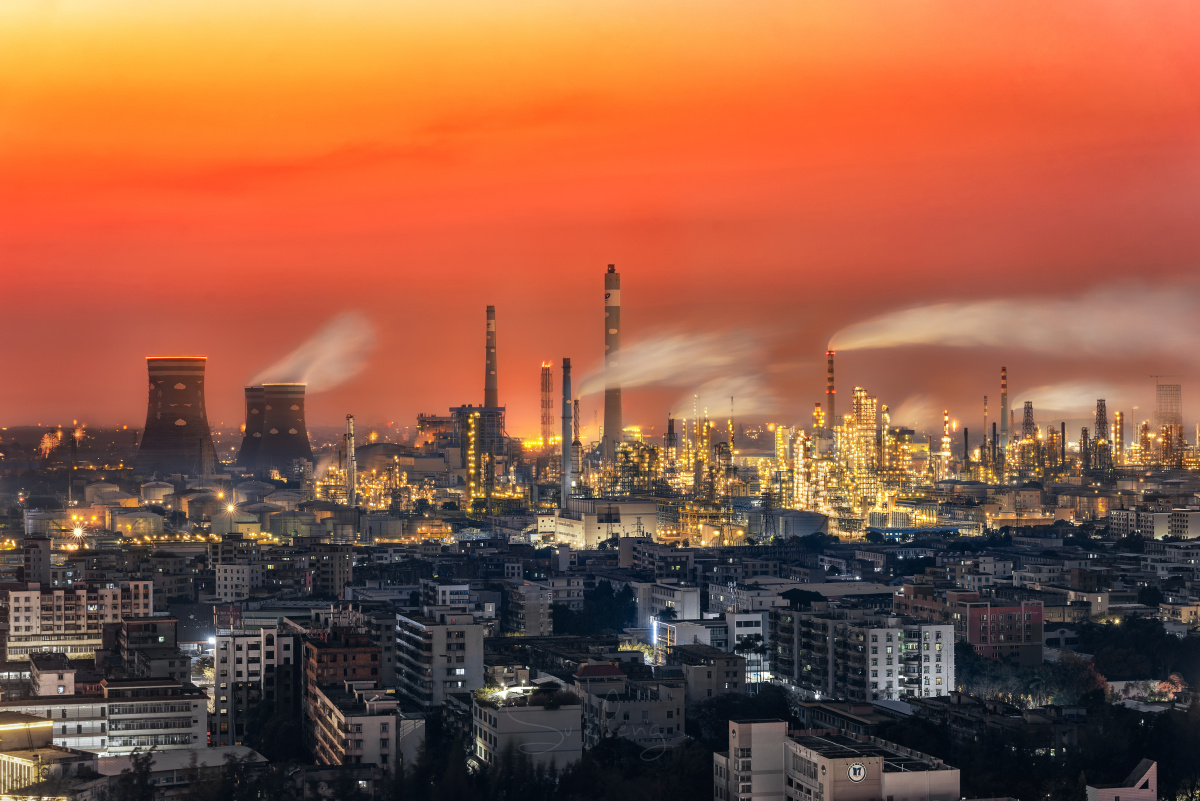 位于粤西的工业城市-茂名,石油化工是其主要产业.