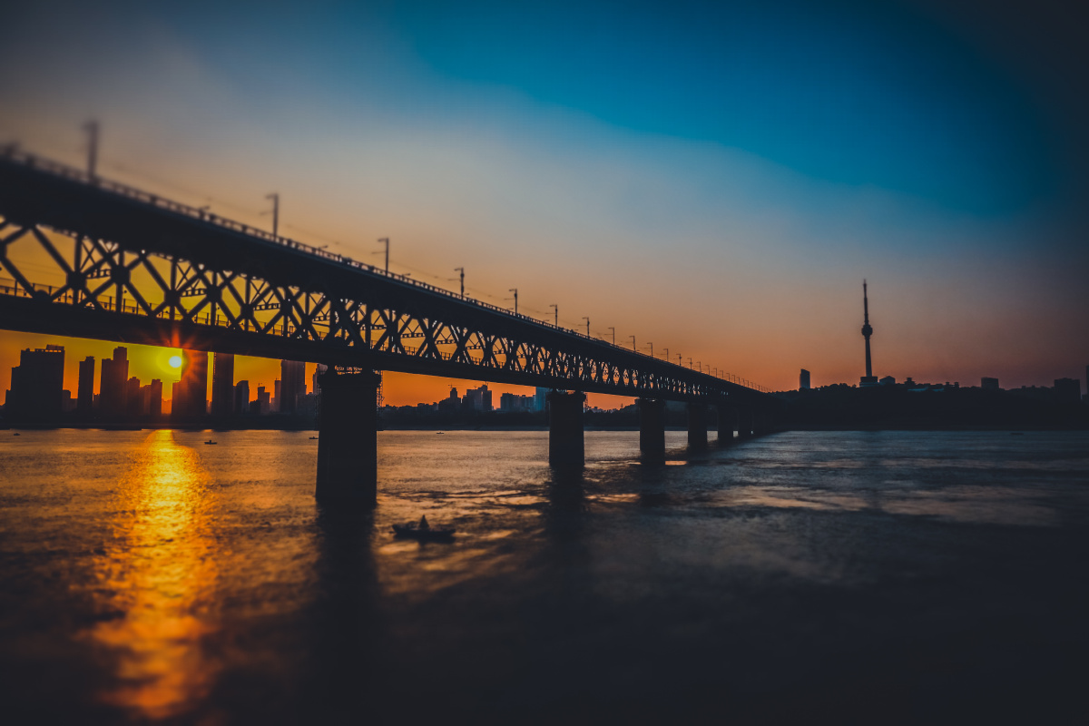 夕阳下的武汉长江大桥