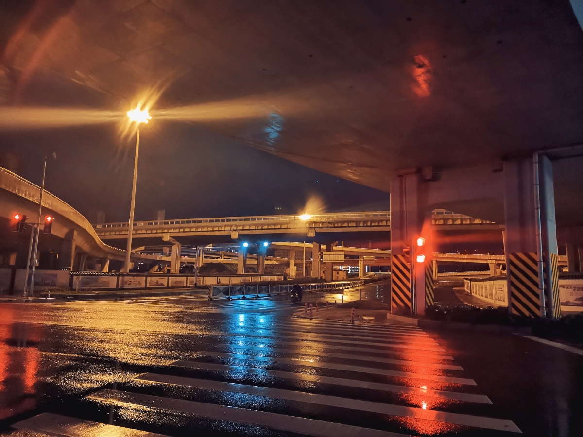 你的城市还在下雨吗都在评论区秀一下目前城市的夜景可以吗