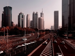 305402