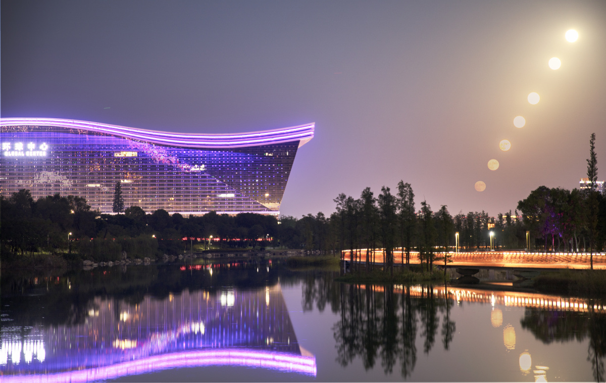 月升锦城湖中秋时分明月升起照亮锦城湖