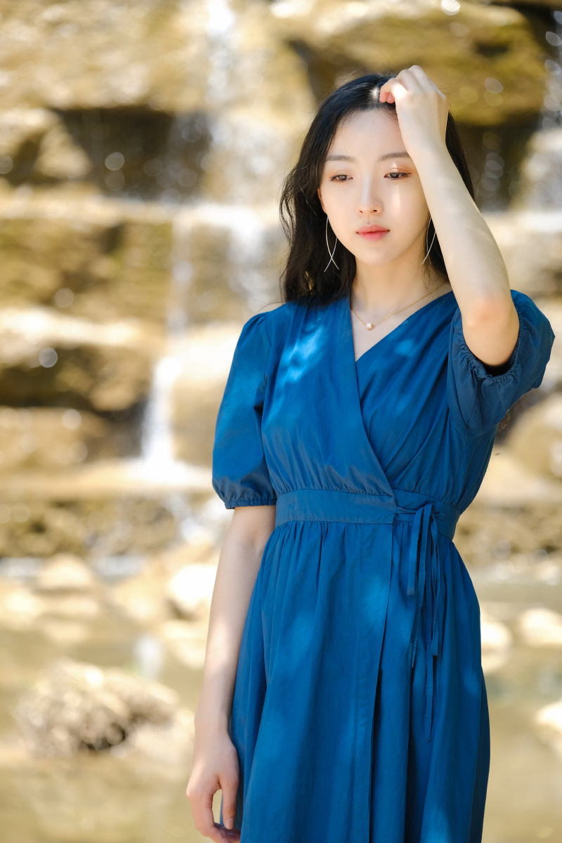 蓝色吊带连衣裙小姐姐