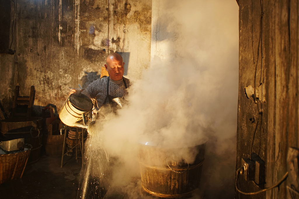 蒸饭看似简单,实则需要时刻关注,水分的多少决定糯米饭的软糯,也直接