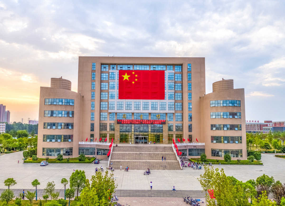 > 拍摄时间:2019年10月1日 br /> 拍摄地点:河南省南阳市南阳师范