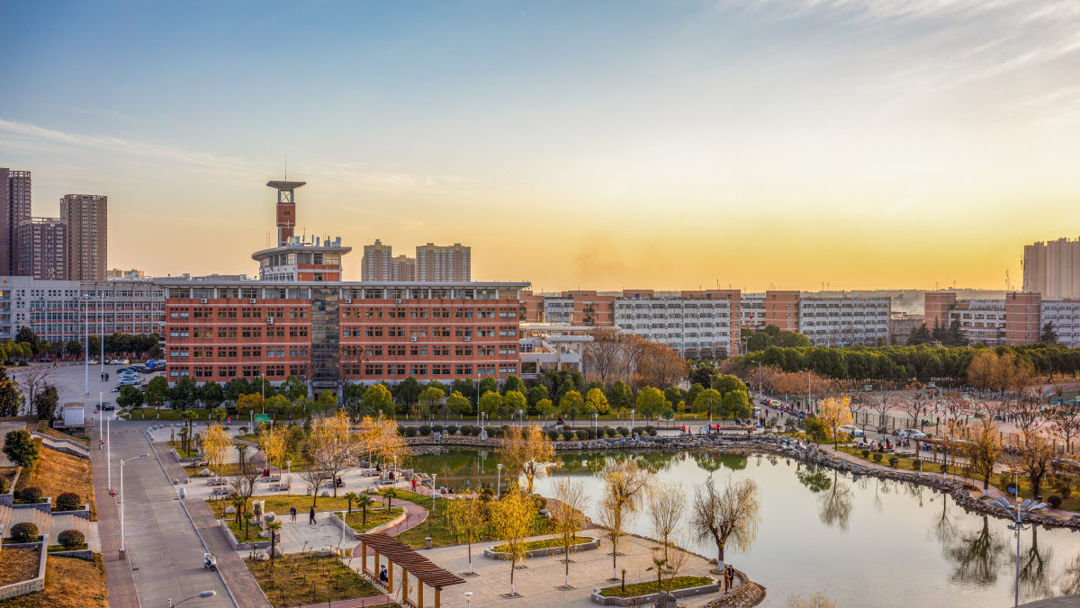 > 拍摄时间:2018年11月25日 br /> 拍摄地点:河南省南阳市南阳师范