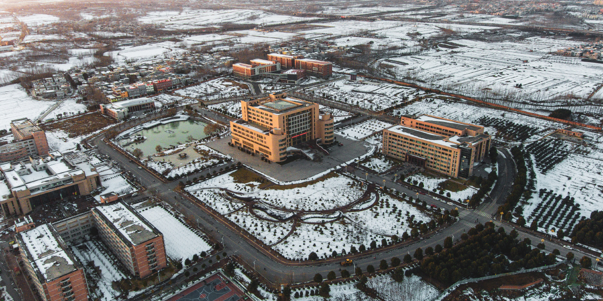 俯瞰南阳师范学院西区，冬季雪后的西区校园。<br />
拍摄时间：2018年1月9日<br />
拍摄地点：河南省南阳市南阳师范学院西区