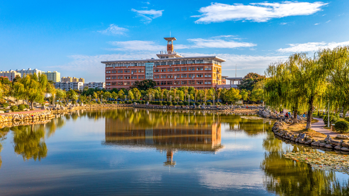 南阳师范学院中区阳子湖,逸夫楼.