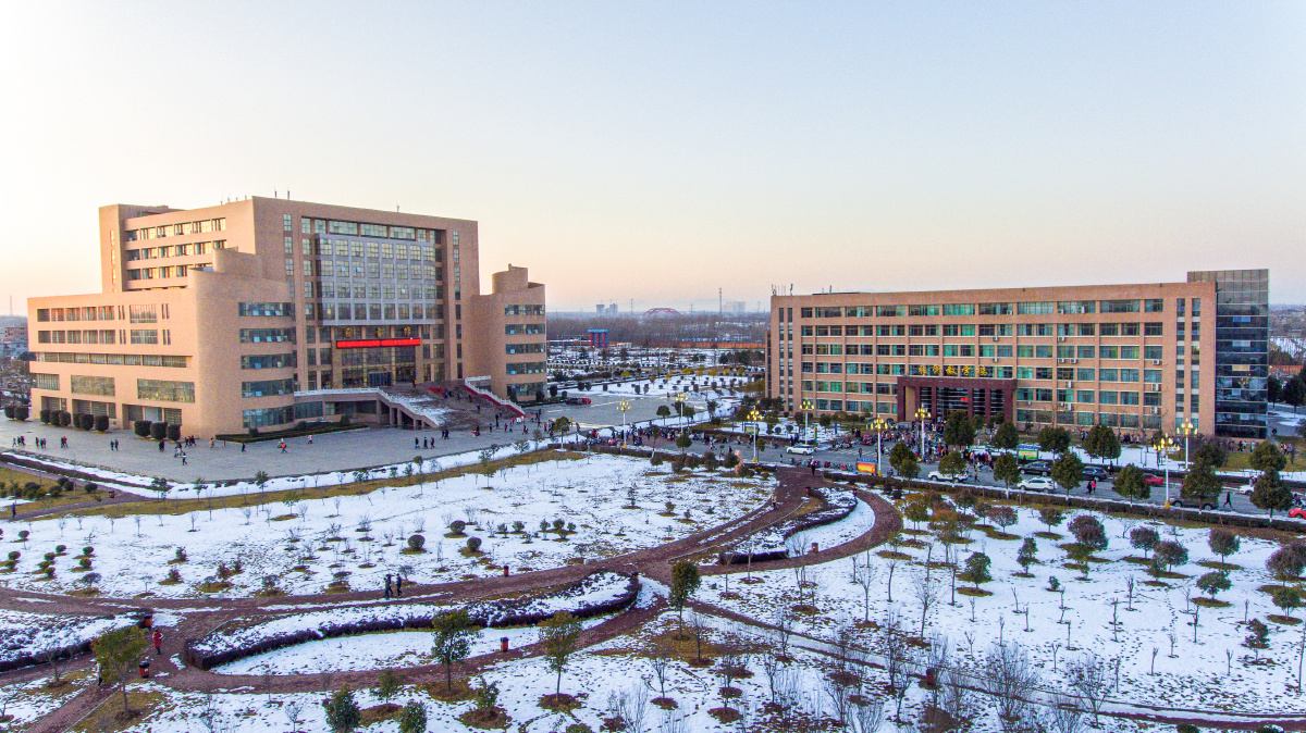 无论春冬，图书馆和张衡教学楼像兄弟一样站立在校园。<br />
拍摄时间：2018年1月9日<br />
拍摄地点：河南省南阳市南阳师范学院西区