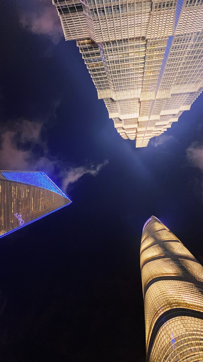 上海陆家嘴的夜景站在下面仰视看白胖上海中心瘆得慌恐高