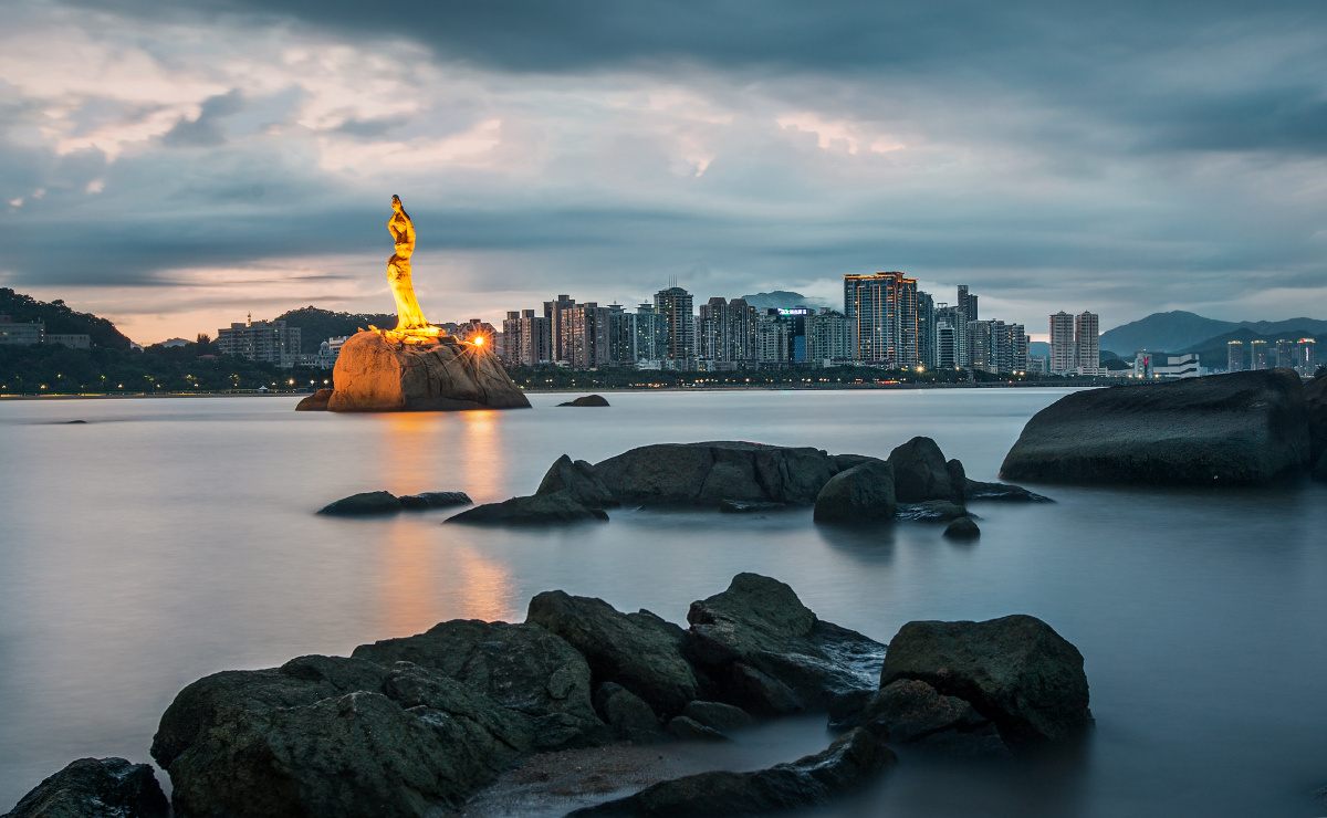 珠海渔女是珠海城市的标志,耸立在珠海香炉湾上,夜幕光临,万家灯火