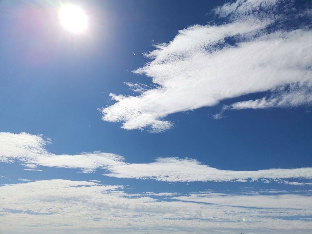 带着颜色的白云