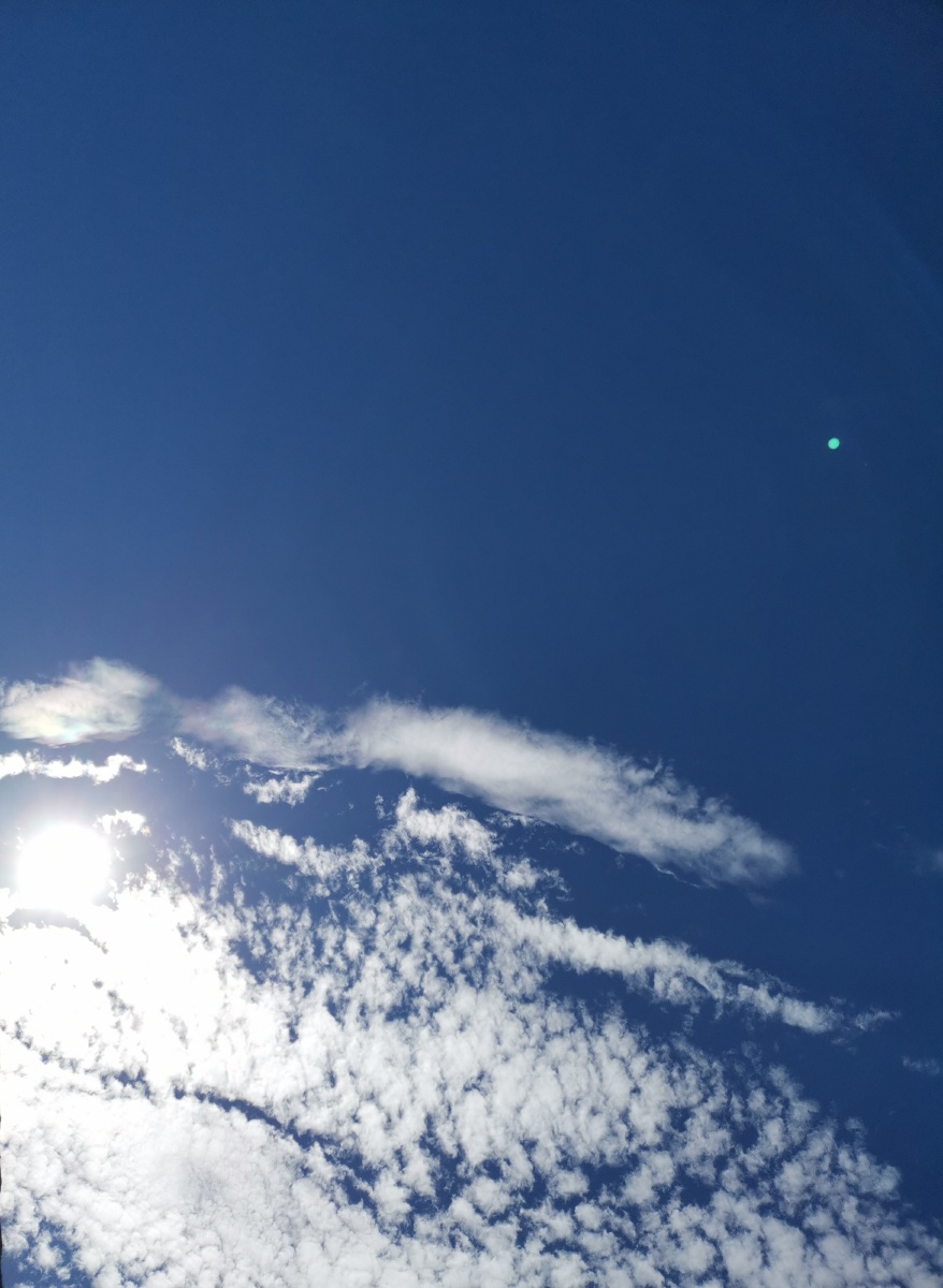 带着颜色的白云