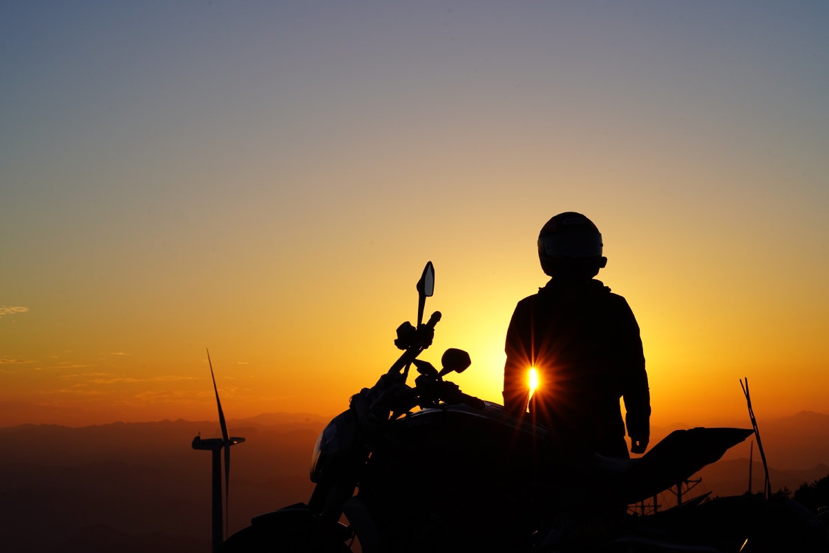 骑着心爱的摩托看日出看日落与自然融为一体感受它的美括苍山