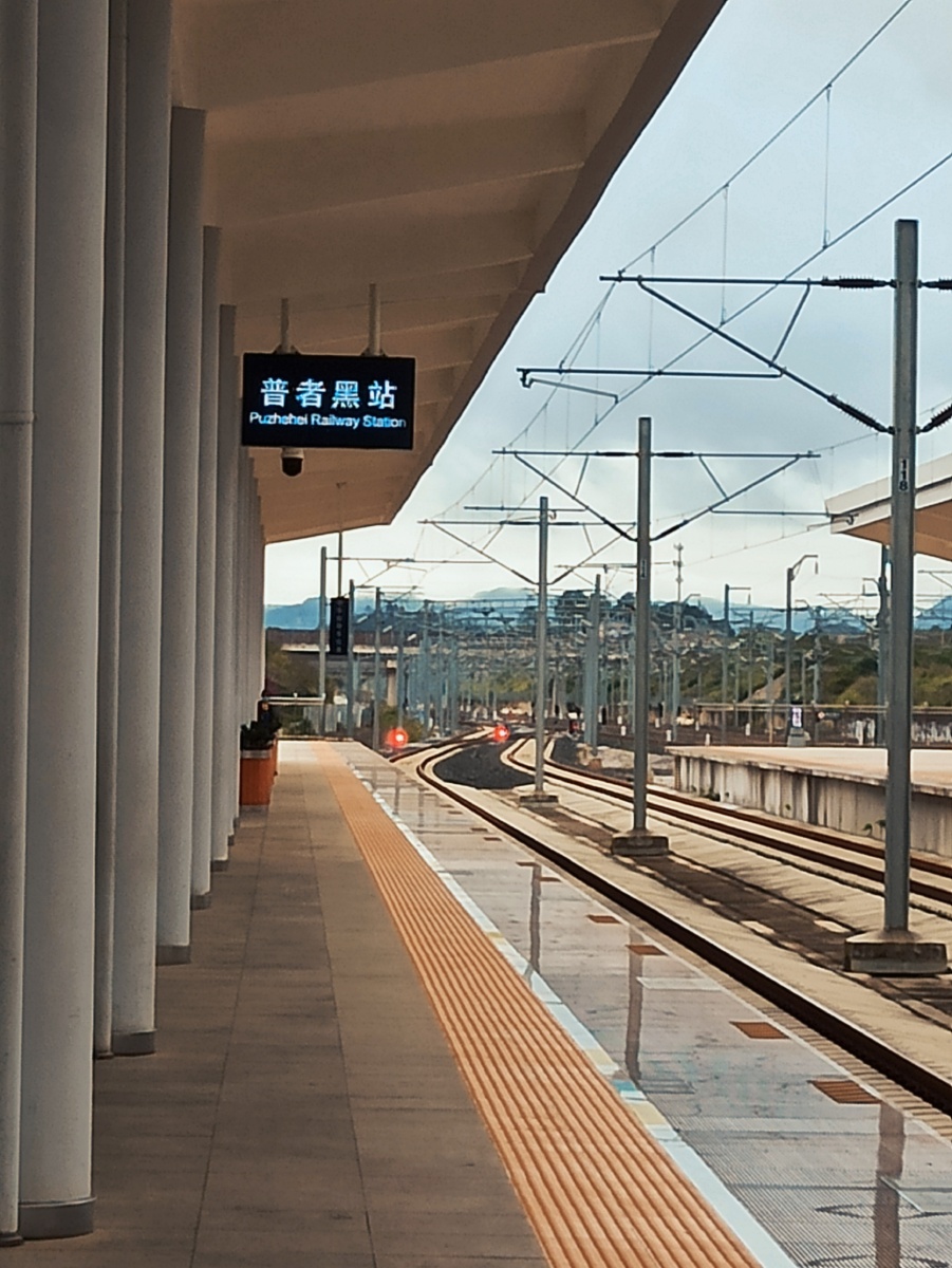 800公里的距离从桂林到文山一对情侣的相见一次共同赏月的快乐一份