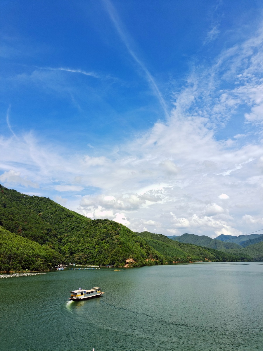 船行绿水青山间