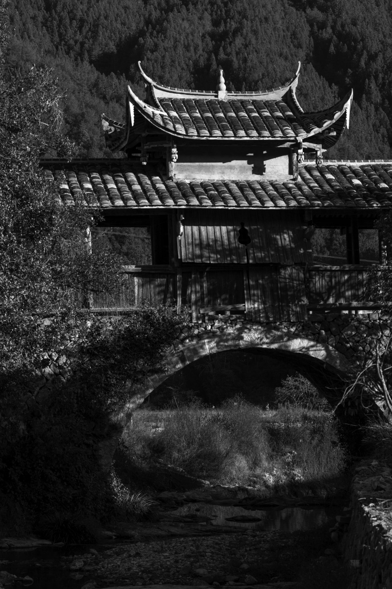 清溪廊桥黄墙黛瓦满载着少小生活的记忆时光如流沙匆匆唯记忆永恒