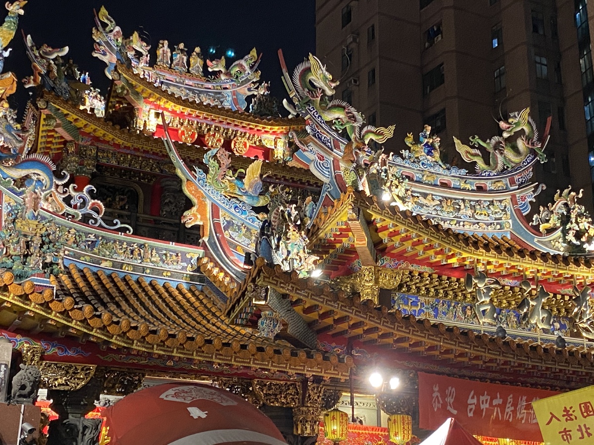 台北松山慈佑宫,建于干隆18年,也就是有超过260年的历史了,庙宇可以说