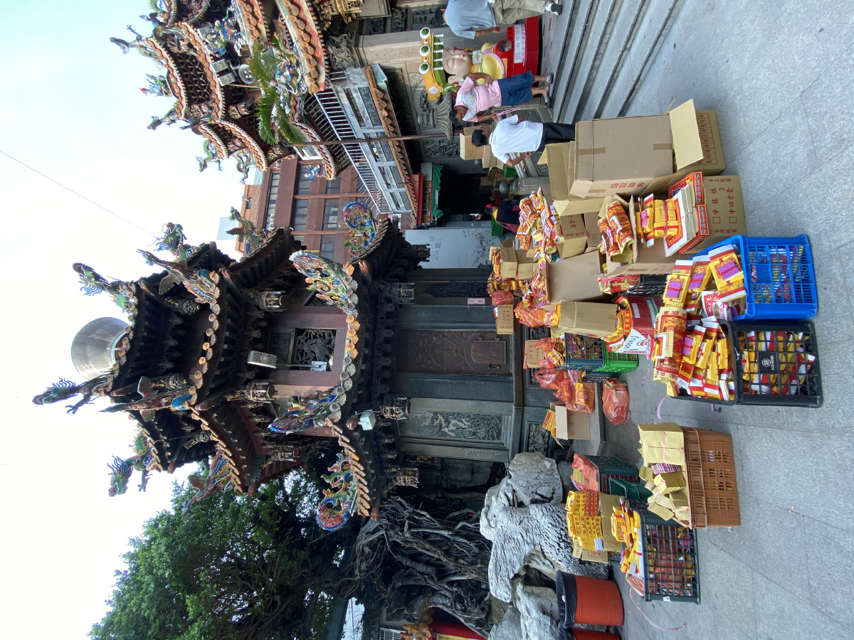 台湾知名庙宇大甲镇澜宫,我们喜欢问问神明一些指引,公庙里会有手册跟