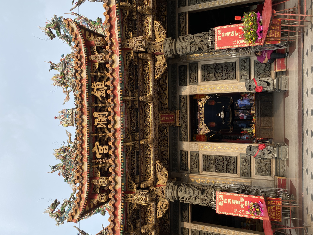 台湾知名庙宇大甲镇澜宫,我们喜欢问问神明一些指引,公庙里会有手册跟