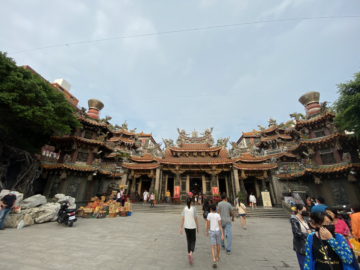 台湾知名庙宇大甲镇澜宫,我们喜欢问问神明一些指引,公庙里会有手册跟