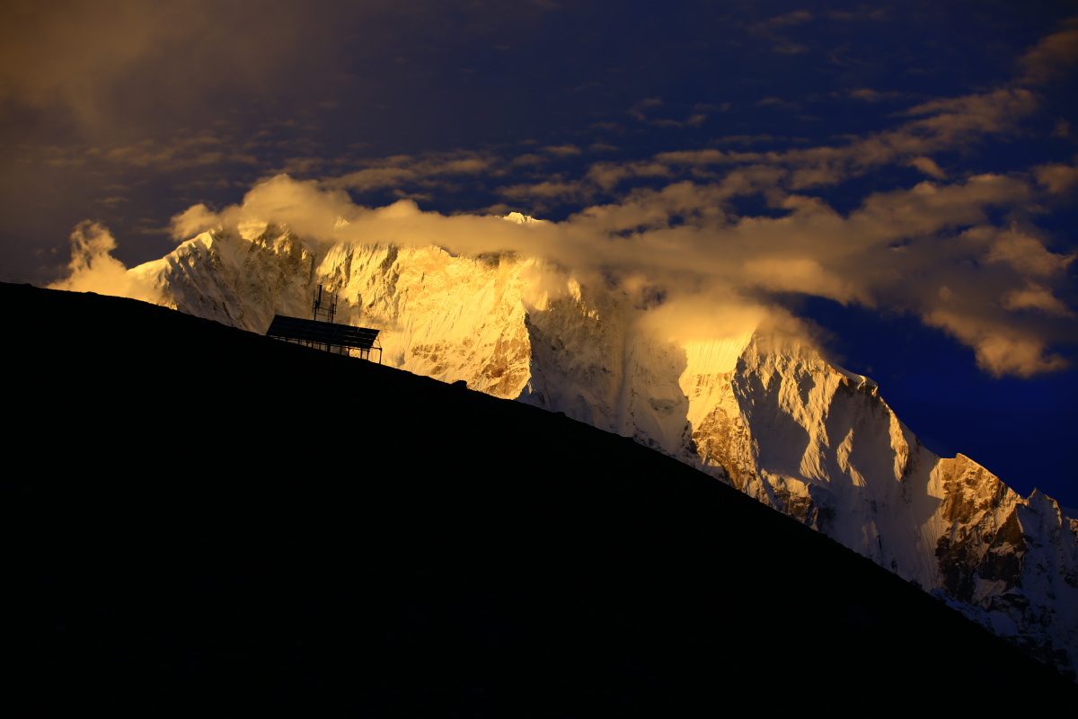 珠姆朗卓峰海拔7820米的曙光