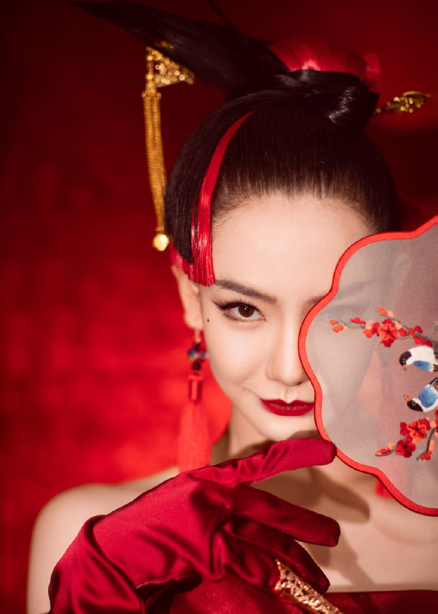 红衣戚薇写真