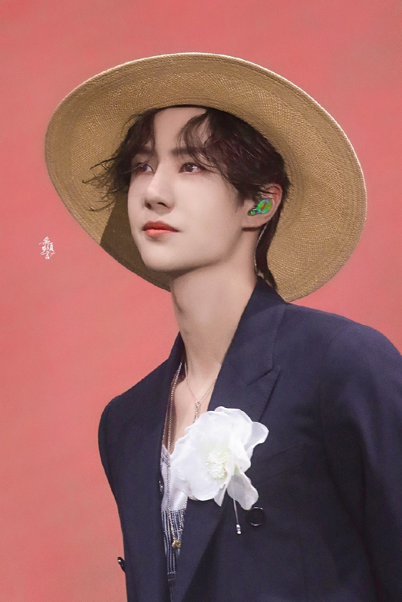 王一博74路飞装高难度运动