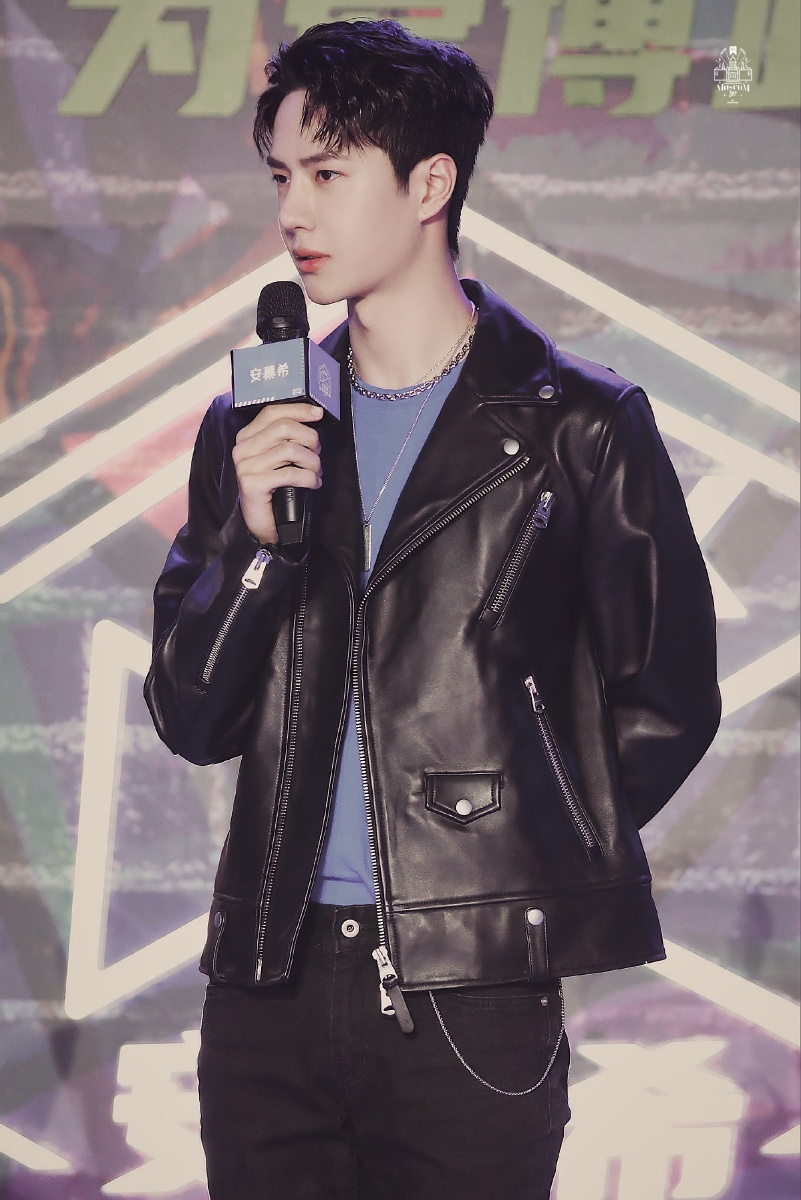 王一博2020919安慕希见面会皮衣造型全套图