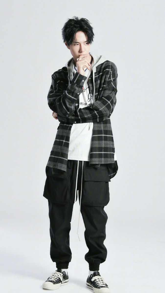 王一博天天向上格子卫衣全套图