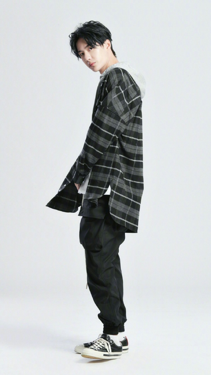 王一博天天向上格子卫衣全套图