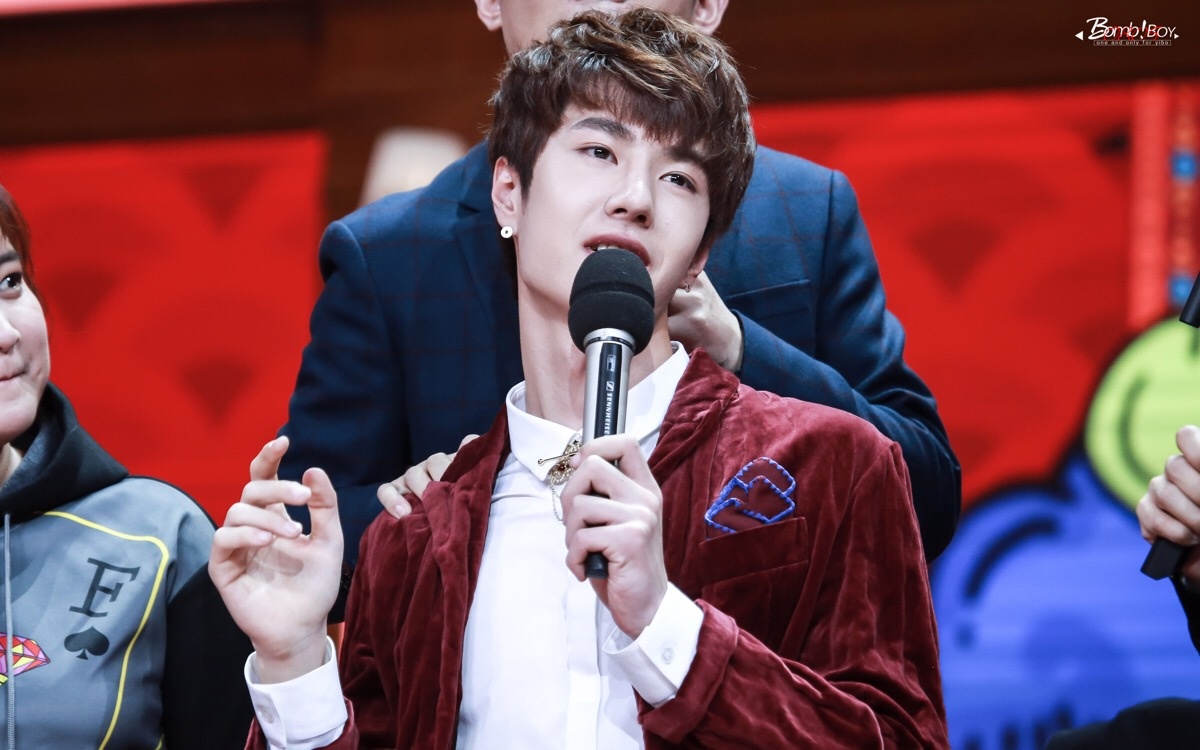 王一博74天天向上74红西装