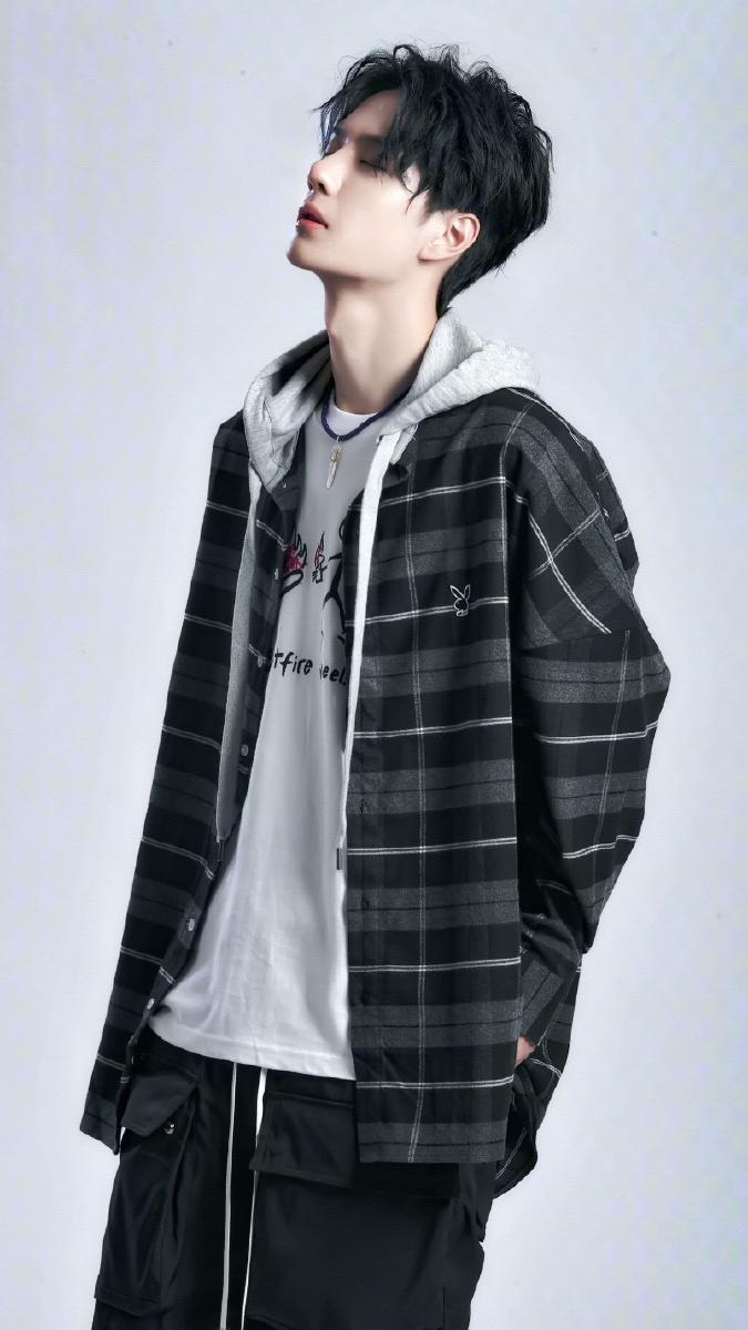 王一博天天向上格子卫衣全套图