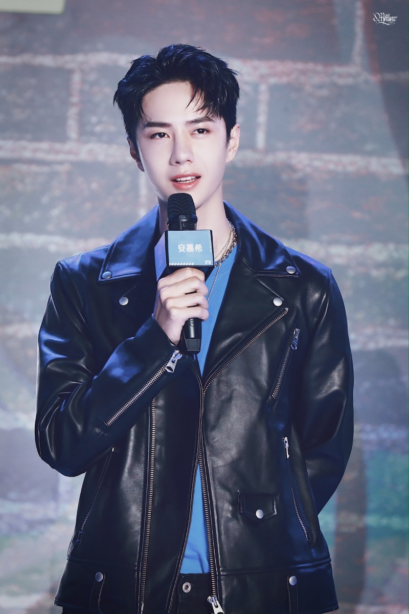 王一博2020919安慕希见面会皮衣造型全套图