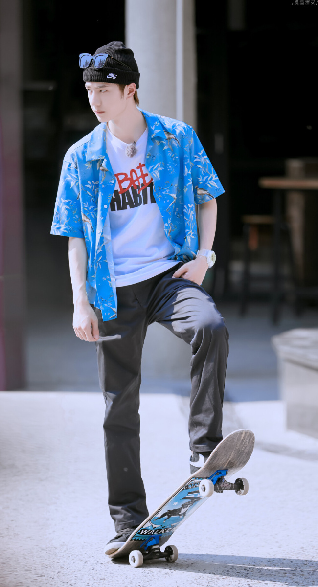 王一博74滑板运动蓝衬衣