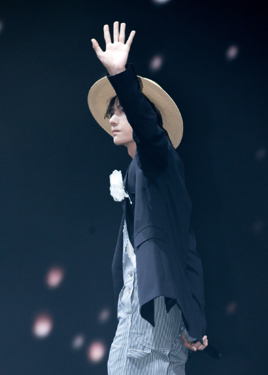 王一博74路飞装套图