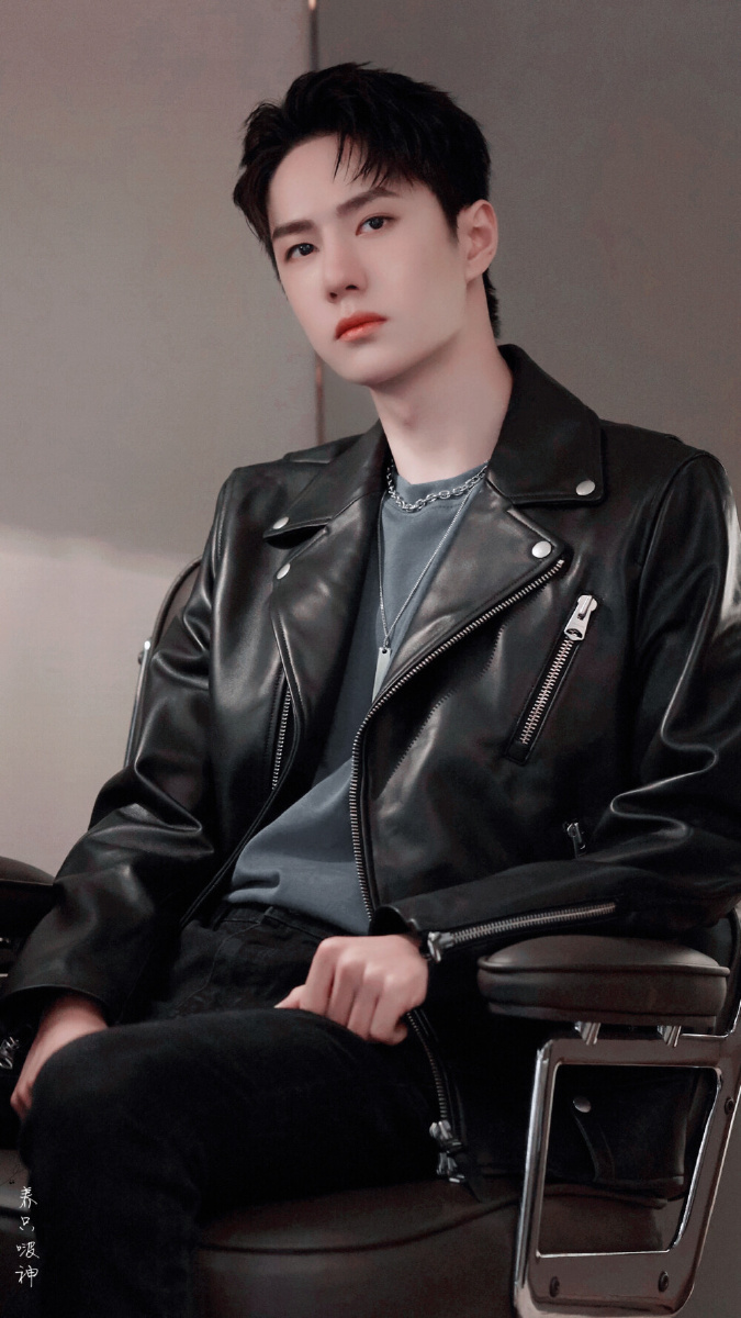 王一博2020919安慕希见面会皮衣造型全套图