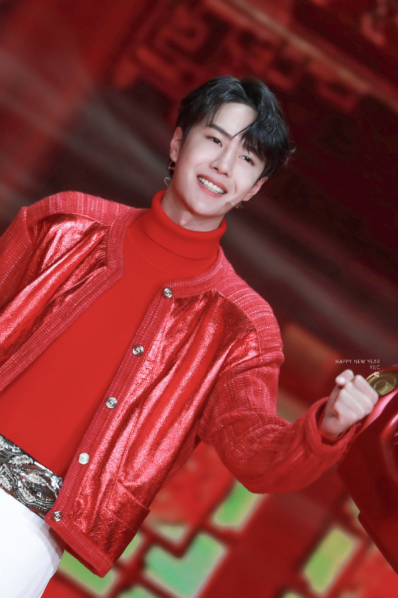 王一博牛年春晚造型图