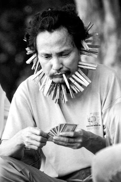 街头达摩<br />
坐在路边打牌的人，每输一张牌就要自觉往脸上夹一个木夹。