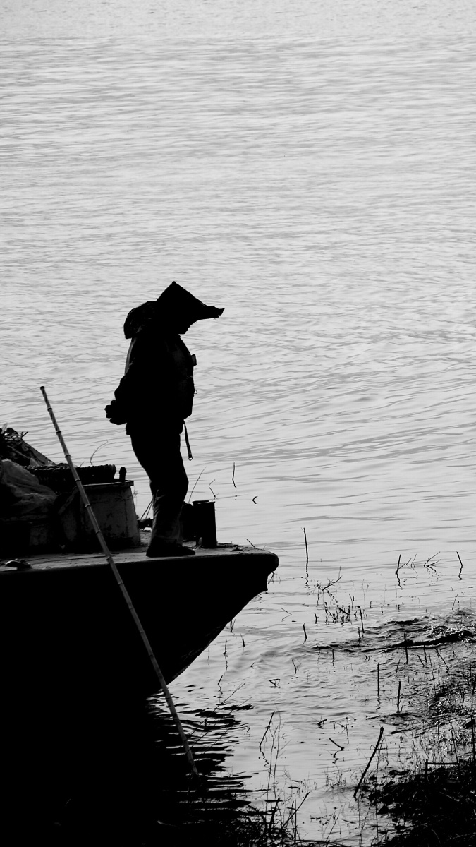 孤独无奈的背影,打捞着人们留下的残渣,只为得到江边的一丝安宁