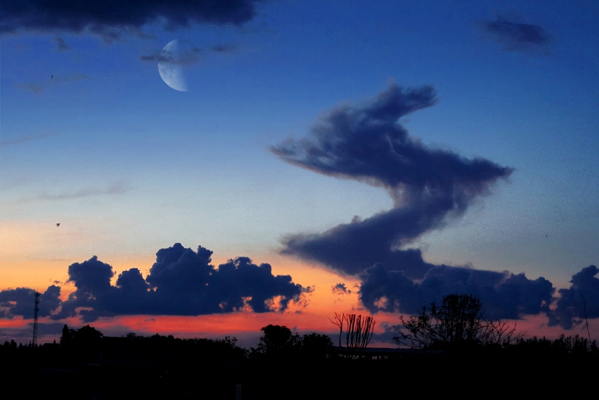 这是黄昏时看到的异形云朵,月亮是我为了效果后期合成的