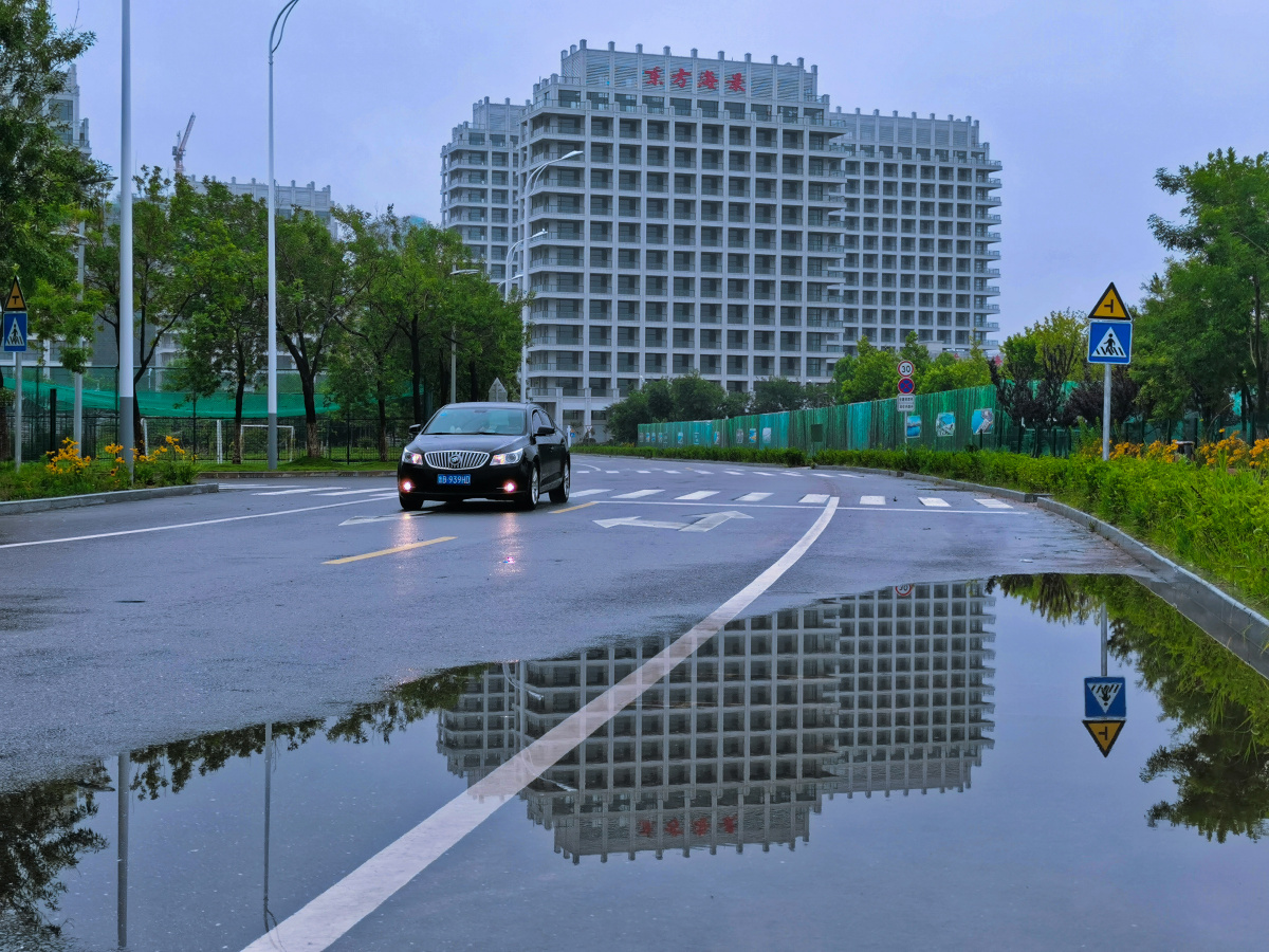 雨后马路