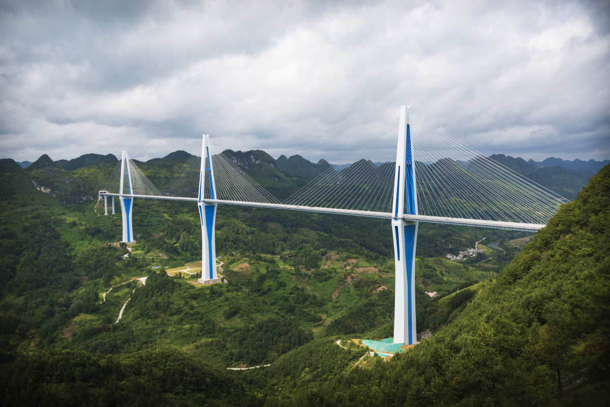 平塘大桥桥梁孔跨布置采用三塔双索面叠合梁斜拉桥中塔高332米为世界