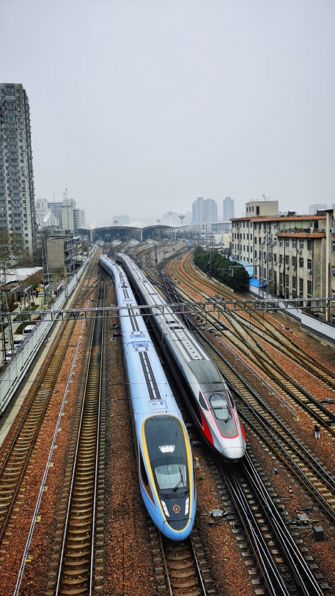 实现"蓝暖男"自由拍,抓拍复兴号一红一蓝;适逢我党百年之际,祝祖国"红
